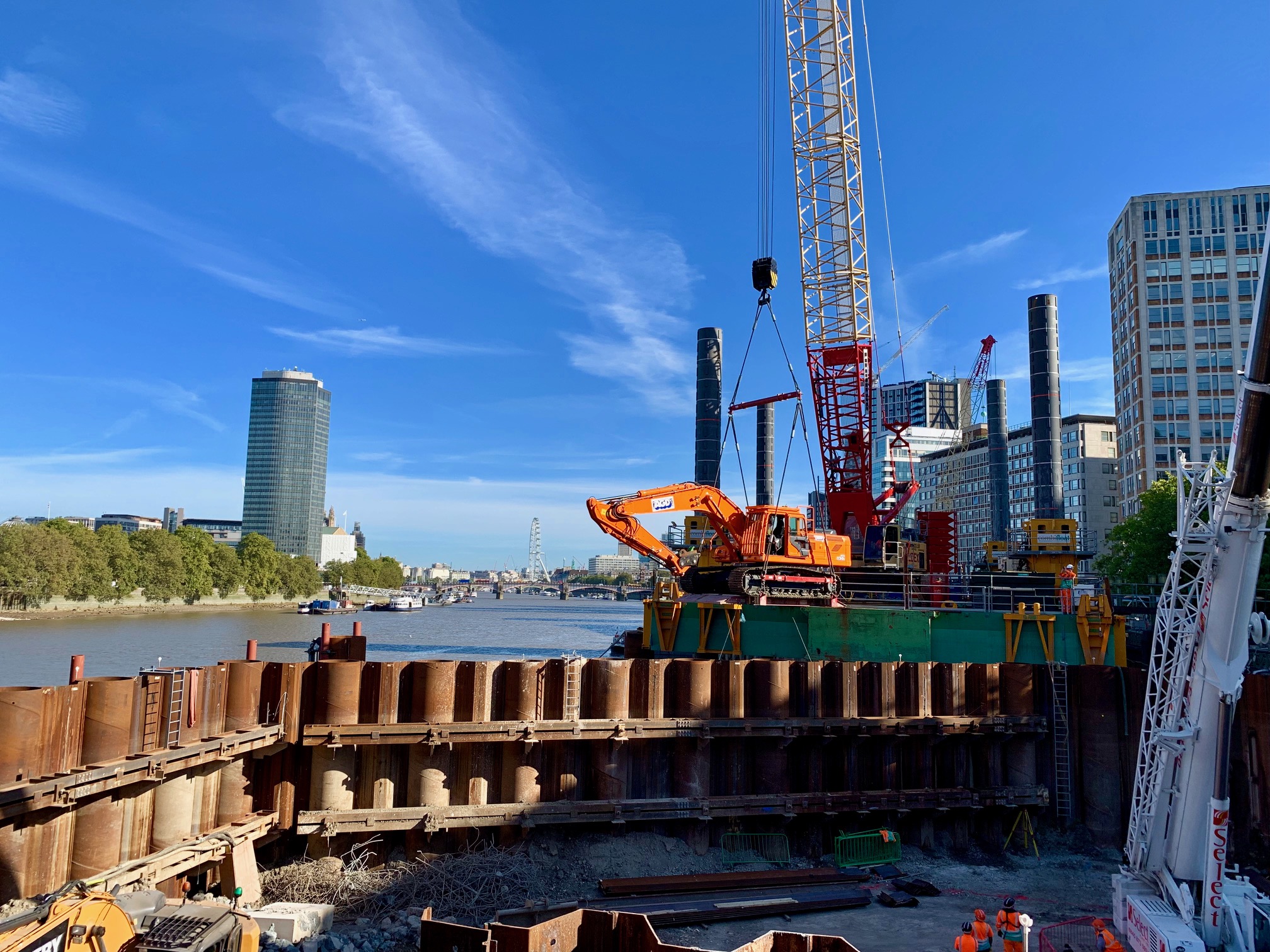 Sheet piling rig flown into cofferdam in London