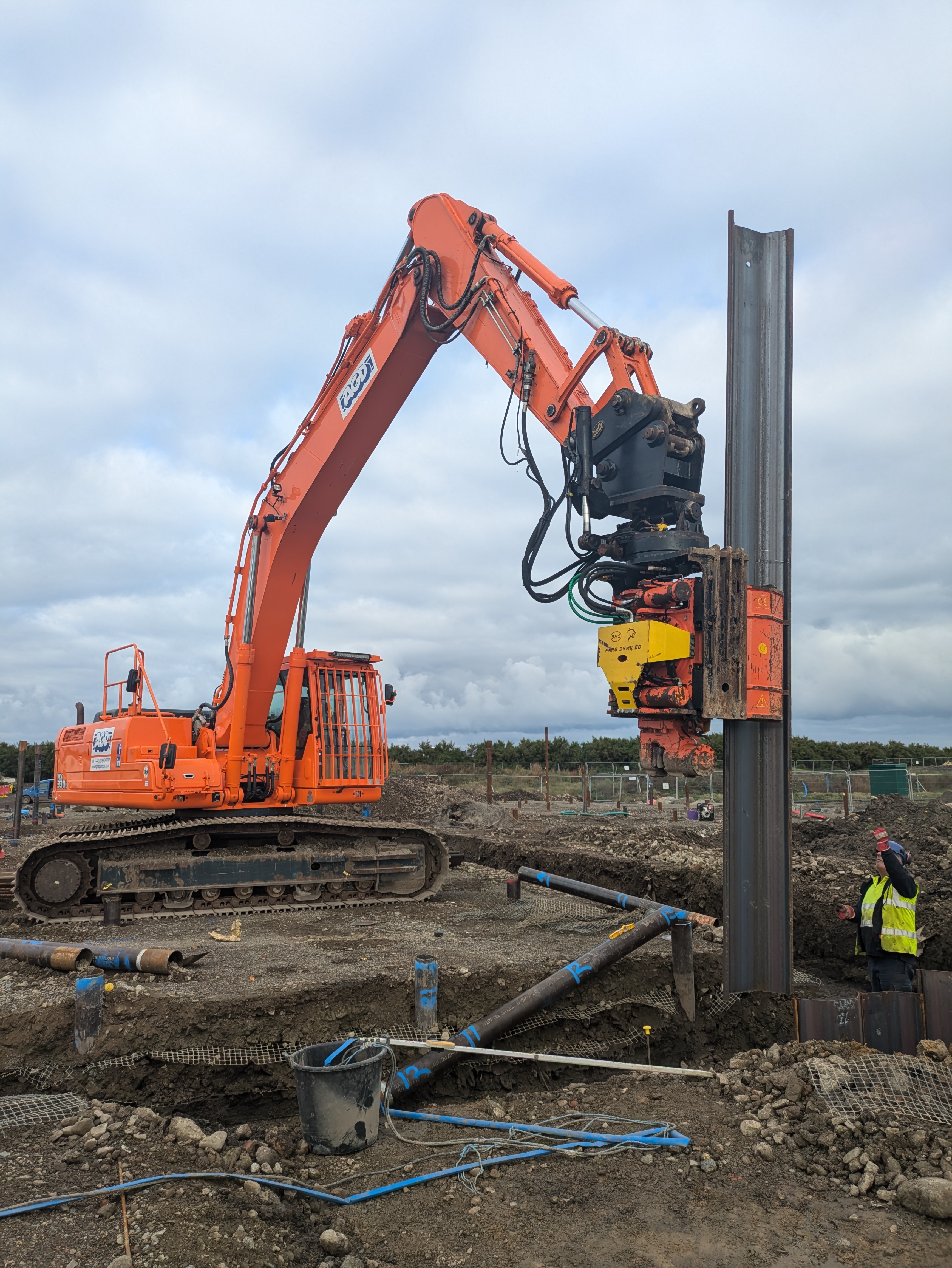 Sheet pile installed with side-grip vibro