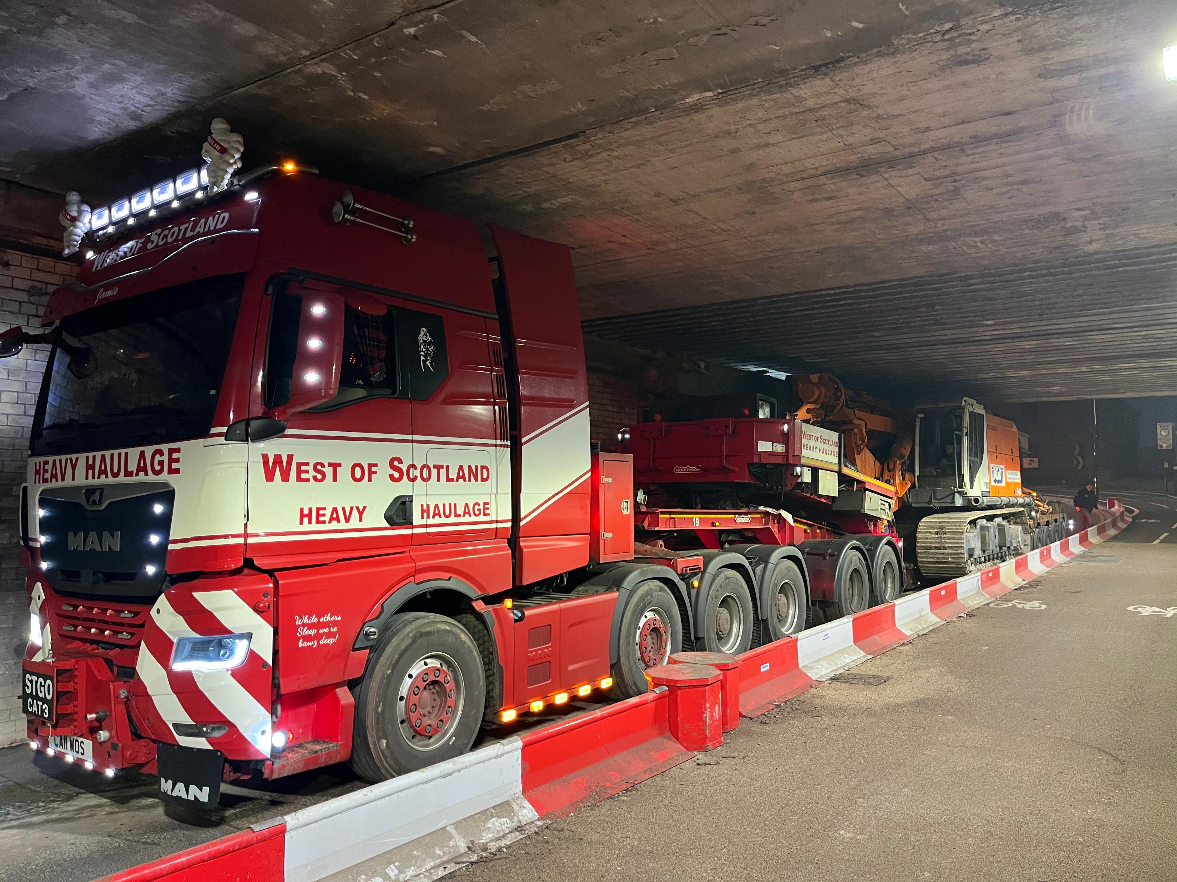 100 tons piling rig passes through low bridge in York